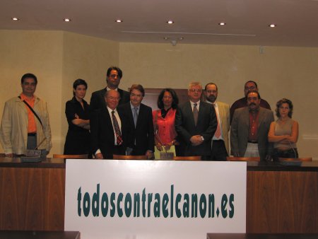 Representantes de la plataforma todoscontraelcanon